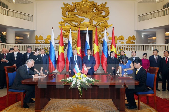 Lễ ký Biên bản ghi nhớ về hợp tác trong lĩnh vực tìm kiếm, khai thác và thăm dò dầu khí giữa Tập đoàn Dầu khí Quốc gia Việt Nam và Tập đoàn Dầu khí Nga Gazprom Neft. (Ảnh: TTXVN)