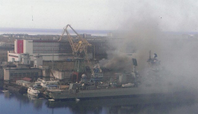 Hiện trường vụ cháy tại xưởng đóng tàu Zvezdochka. (Nguồn: Russian News Agency FlashNord)