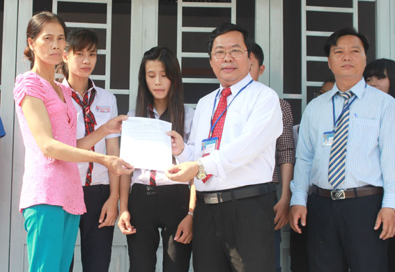  Hiệu trưởng Trường THCS-THPT Bàu Hàm trao quyết định tặng nhà nhân ái cho gia đình bà Cóng Thị Múi