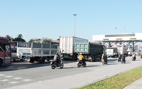 Đến khoảng gần 8 giờ, Ban quản lý đã tạm dừng thu phí hướng lưu thông TP.Hồ Chí Minh đi Đồng Nai 