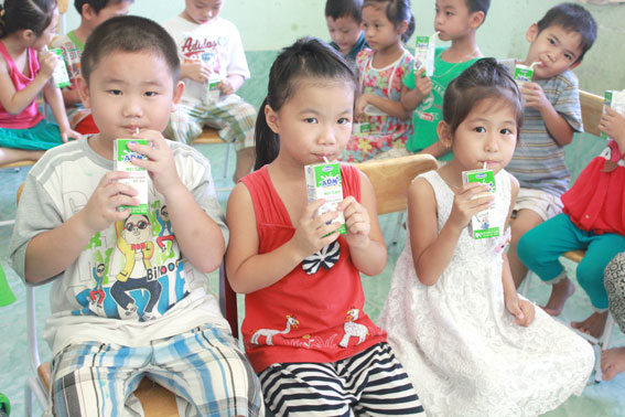 Trẻ mầm non Trường mầm non Suối Cát, huyện Xuân Lộc uống sữa học đường