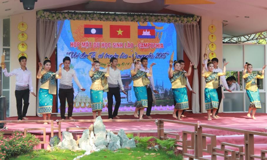 Các sinh viên người Campuchia biểu diễn tiết mục văn nghệ truyền thống