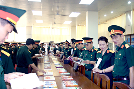 Triển lãm sách, báo do Thư viện Quân đội phối hợp với Trường đại học Nguyễn Huệ tổ chức. Ảnh: Minh Đức
