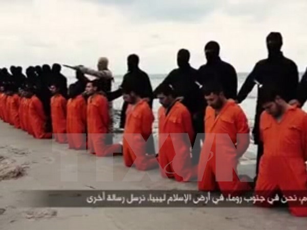 Ảnh cắt từ video một vụ hành quyết của IS. (Nguồn: AFP/TTXVN)