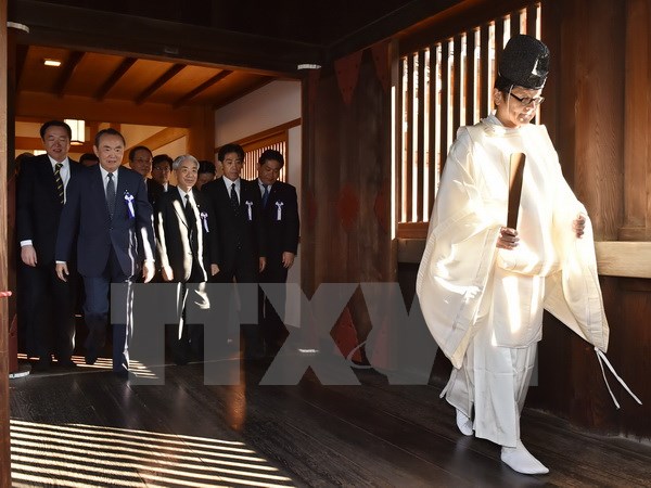 Nghị sỹ Nhật Bản viếng đền Yasukuni nhân dịp lễ hội mùa Thu. (Nguồn: Kyodo/TTXVN)
