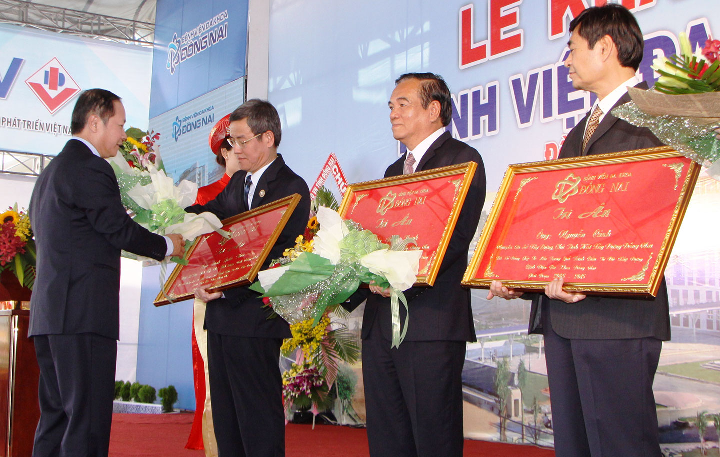 Giám đốc Sở Y tế Nguyễn Minh Hoàn trao bảng tri ân các đồng chí lãnh đạo tỉnh có nhiều đóng góp cho quá trình chỉ đạo xây dựng bệnh viện