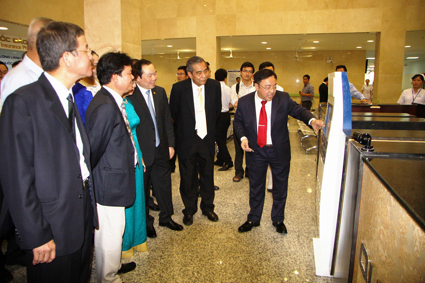Giám đốc bệnh viện đa khoa Đồng Nai Phan Huy Anh Vũ hướng dẫn các đại biểu tham quan bệnh viện mới