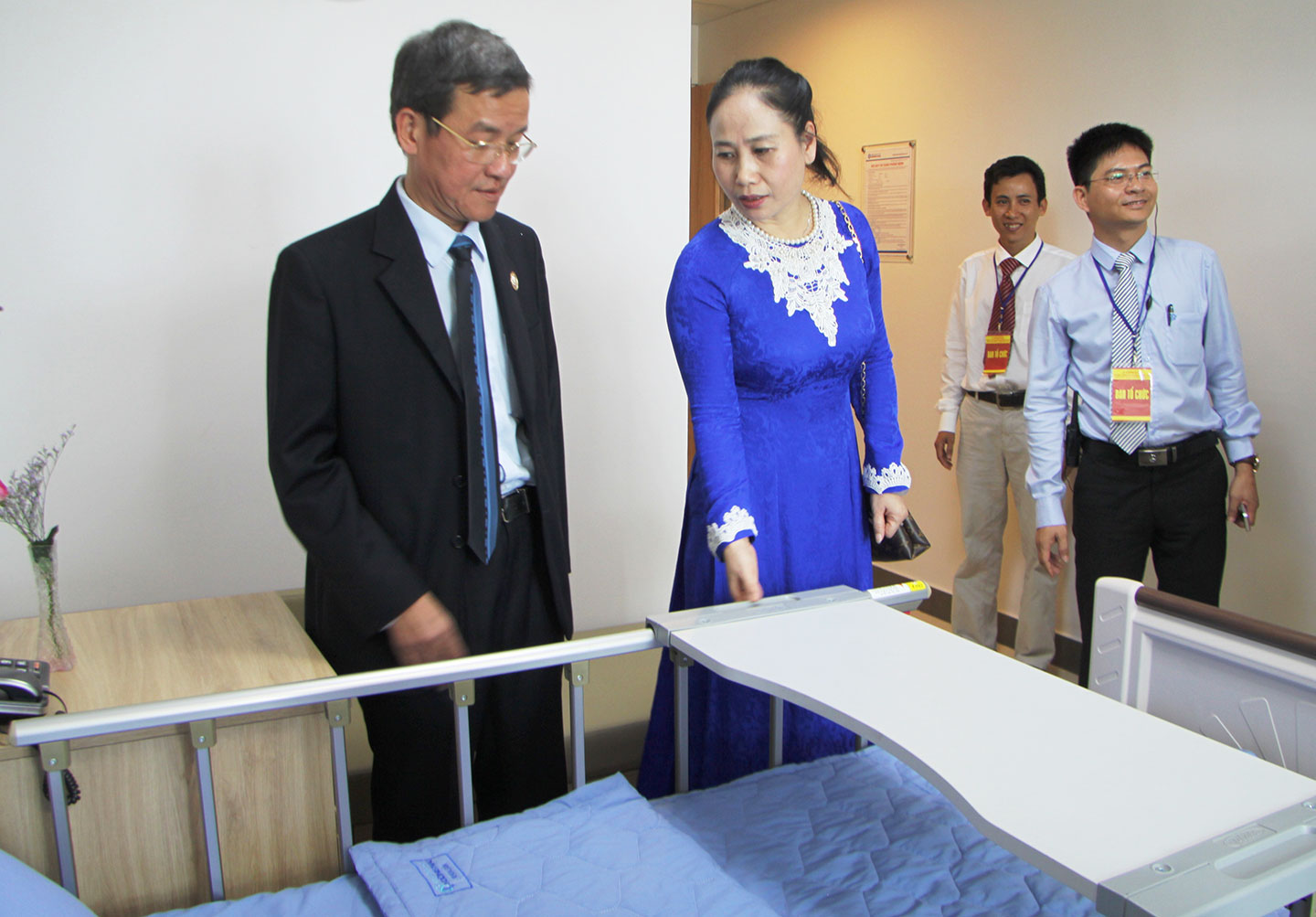 Chủ tịch UBND tỉnh Đinh Quốc Thái và đại biểu tham quan bệnh viện
