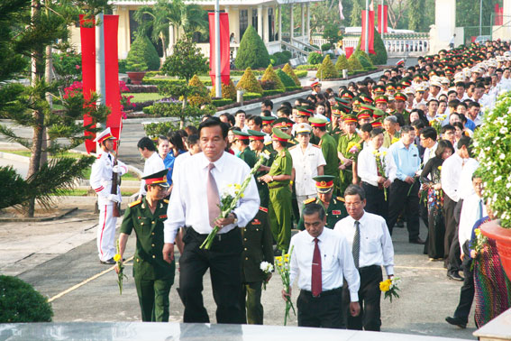 Các đồng chí lãnh đạo tỉnh dẫn đầu đoàn đại biểu vào viếng Nghĩa trang liệt sĩ tỉnh.