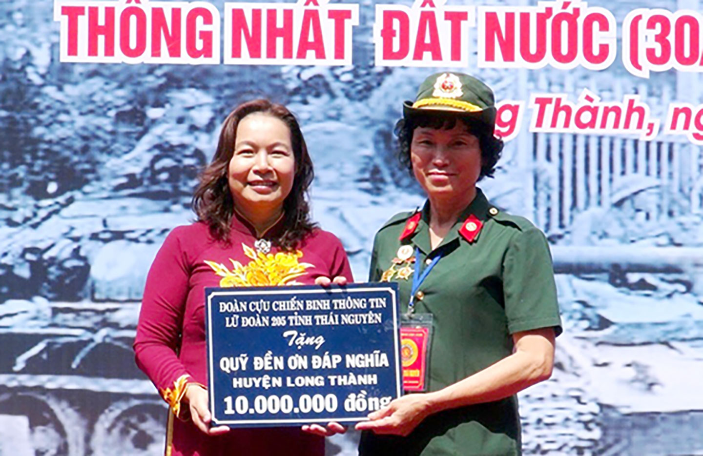 Đại diện CCB Lữ đoàn thông tin 205 tỉnh Thái Nguyên trao tặng 10 triệu đồng cho quỹ đền ơn đáp nghĩa của huyện Long Thành