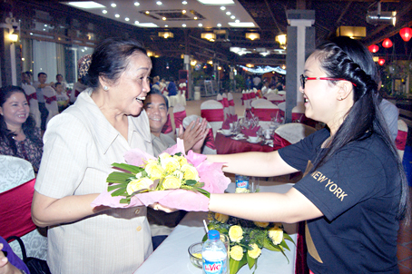 Đại diện đội viên trưởng thành Nhà thiếu nhi Đồng Nai tặng hoa cho đại diện lãnh đạo Nhà thiếu nhi Đồng Nai qua các thời kỳ.