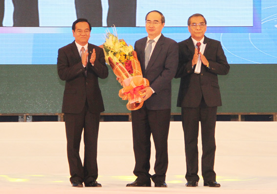 Bí thư Tỉnh ủy Trần Đình Thành và Phó bí thư thường trực Tỉnh ủy Trần Văn Tư tặng hoa Chủ tịch Ủy ban Trung ương MTTQ Việt Nam Nguyễn Thiện Nhân.