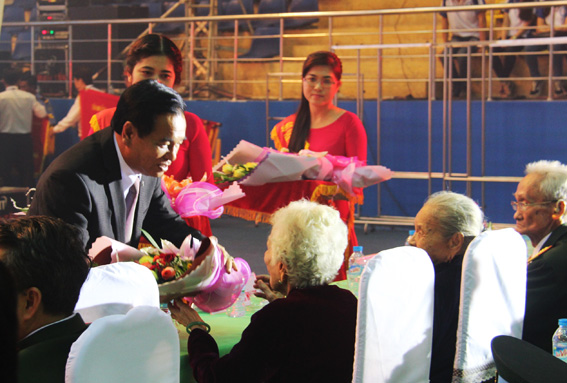 Bí thư Tỉnh ủy Trần Đình Thành tặng hoa bà mẹ Việt Nam anh hùng