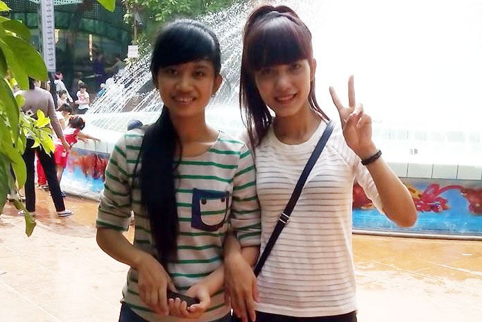 Tú Uyên (phải) cùng bạn tại khu du lịch Suối Tiên (TP. Hồ Chí Minh)