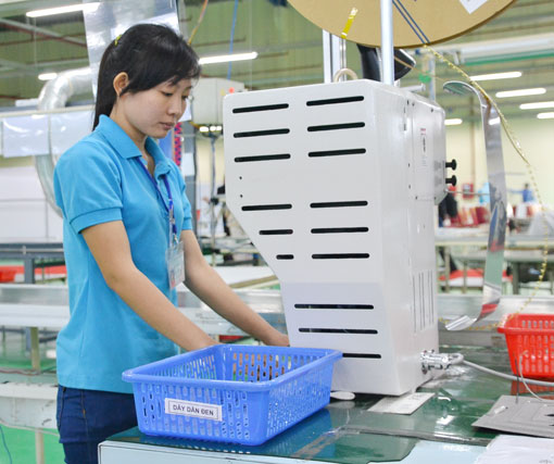Công nhân đang sản xuất tại Công ty Koken KCN Nhơn Trạch 3. (Ảnh: V.Nam)