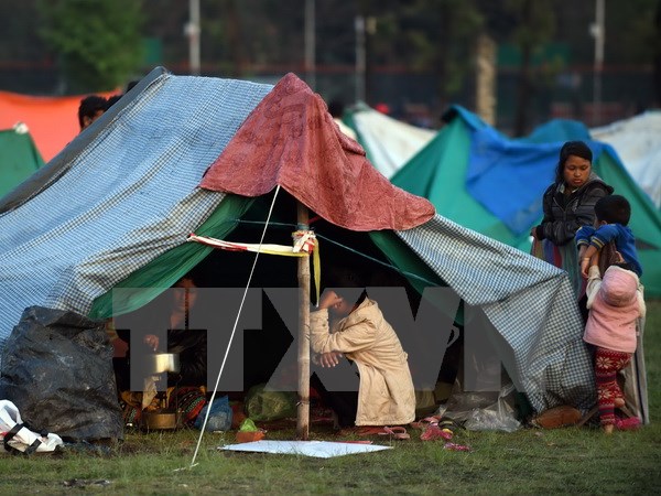Người dân ở tạm trong những lều bạt sau trận động đất kinh hoàng tại Kathmandu. (Nguồn: AFP/TTXVN)