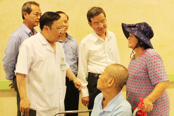 Chủ tịch UBND tỉnh Đinh Quốc Thái hỏi thăm bệnh nhân đi khám bệnh trong ngày đầu tiên Bệnh viện đa khoa Đồng Nai khám ngoại trú tại cơ sở mới.