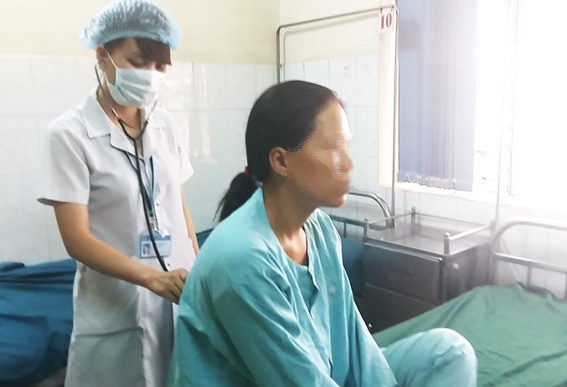 Bác sĩ khoa nhiệt đới Bệnh viện đa khoa Thống Nhất khám bệnh cho chị P.  Ảnh: N.THƯ