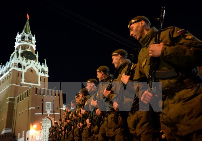 Binh sỹ Nga tập luyện trên Quảng trường Đỏ chuẩn bị cho lễ diễu binh kỷ niệm Ngày Chiến thắng. (Ảnh: AFP/TTXVN)