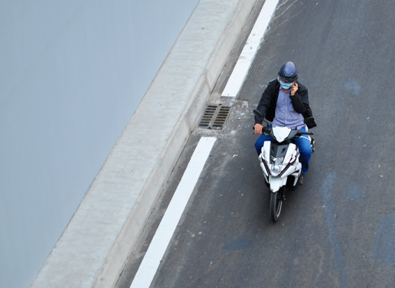 Thậm chí, một số người còn vừa điều khiển xe gắn máy vừa nghe điện thoại, bất chấp nguy hiểm có thể xảy ra bất  cứ lúc nào.