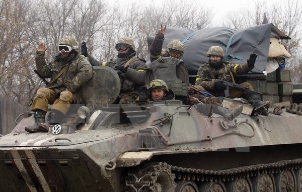 Xe quân sự Ukraine rút khỏi giới tuyến ở thành phố miền đông Artemivsk, Donetsk, ngày 26/2. (Nguồn: AFP/TTXVN)