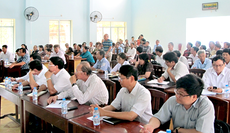 Cử tri xã Phú Lý (huyện Vĩnh Cửu) nêu kiến nghị đến các đại biểu Quốc hội vào ngày 8-5. Ảnh: T.Tâm