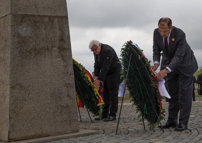Ngoại trưởng Đức, Nga đặt vòng hoa tại đài tưởng niệm trận chiến Stalingrad. (Ảnh: AFP)