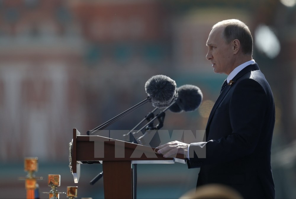 Tổng Tư lệnh các Lực lượng vũ trang Nga Vladimir Putin duyệt Lễ duyệt binh quy mô nhất trong lịch sử trên Quảng trường Đỏ. (Ảnh: THX/TTXVN)