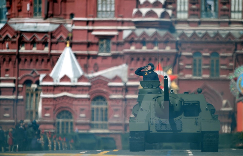 Xe tăng SU-100 trong lễ duyệt binh kỷ niệm 70 Ngày Chiến thắng ở thủ đô Moskva. (Ảnh: THX/TTXVN)