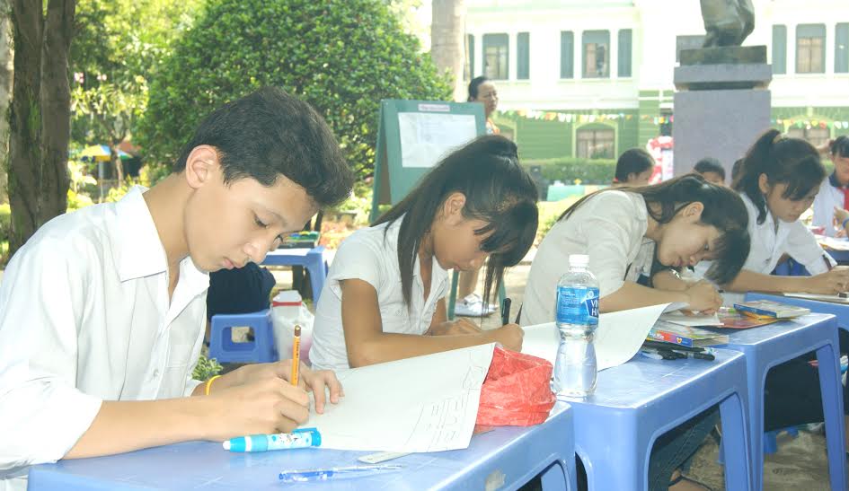 Các thí sinh tham gia vẽ tranh tại vòng thi chung kết