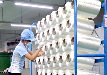 Sản xuất sợi kỹ thuật cao tại Công ty Hyosung Việt Nam.  Ảnh: V. Nam