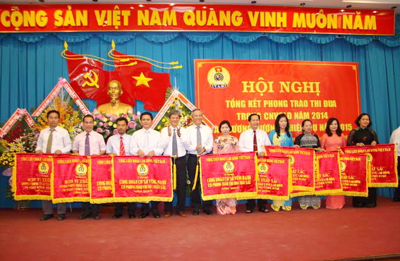 Đồng chí Huỳnh Tấn Kiệt, Chủ tịch Liên đoàn Lao động tỉnh và đồng chí Huỳnh Văn Tịnh, Trưởng ban Dân vận tỉnh trao cờ của Tổng Liên đoàn cho 10 tập thể tại hội nghị.