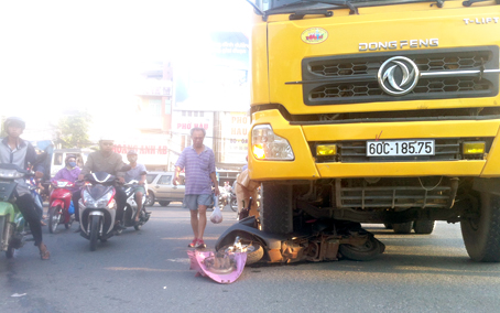 Hiện trường vụ tai nạn giữa xe tải ben với xe máy làm một người chết ở khu vực vòng xoay Tân Phong ngày 10-5.