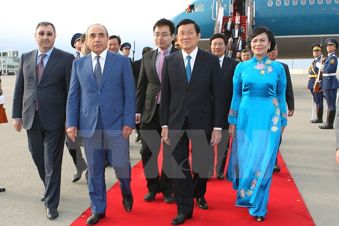 Phó Thủ tướng Azerbaijan Eyyubov Yaqub và đại diện Bộ Ngoại giao Azerbaijan đón Chủ tịch nước Trương Tấn Sang và Phu nhân tại sân bay Quốc tế Heydar Aliyev. (Ảnh: TTXVN)