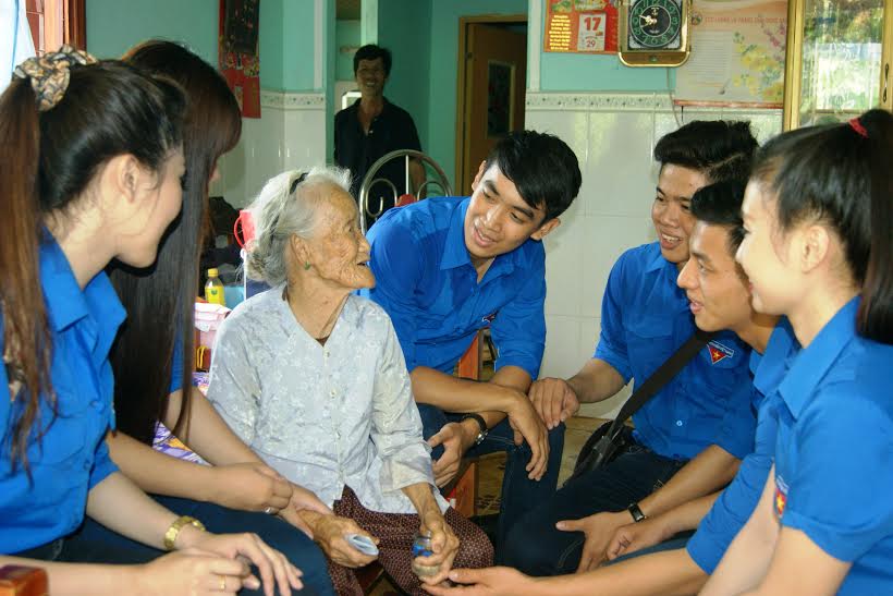 Đoàn viên, thanh niên thăm hỏi, trò chuyện với mẹ Việt Nam anh hùng