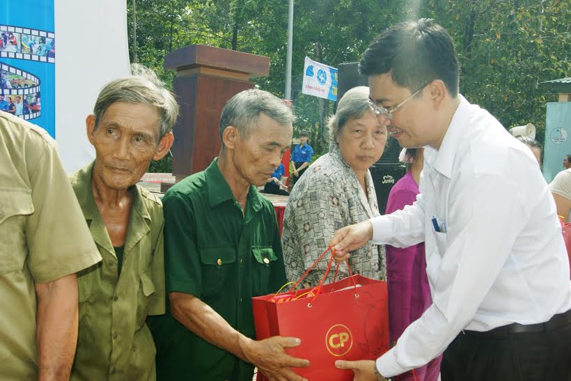 Đồng chí Viên Hồng Tiến, Phó ban thường trực Ban dân vận Tỉnh ủy tặng quà cho gia đình chính sách, gia đình có công với cách mạng
