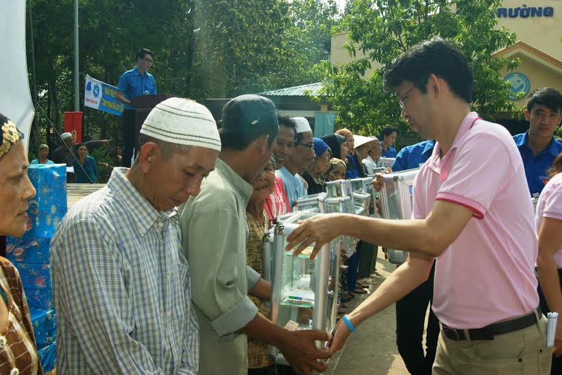 Đại diện Công ty Cổ phần CP Việt Nam tặng tủ thuốc gia đình cho các hộ gia đình