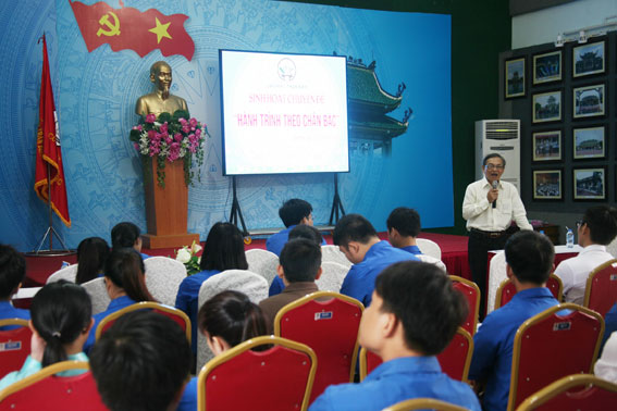 Thạc sỹ Trần Quang Toại, Tổng Thư ký Hội Sử học Đồng Nai giới thiệu về thân thế, cuộc đời hoạt động cách mạng của Chủ tịch Hồ Chí Minh với đoàn viên thanh niên trong sáng ngày 17-5.