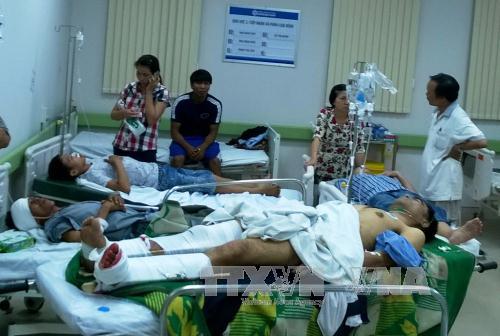 Các nạn nhân đang được cấp cứu tại Bệnh viện Đa khoa khu vực Long Khánh. Ảnh: TTXVN