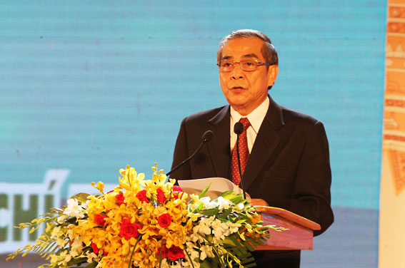 Phó bí thư Thường trực Tỉnh ủy, Chủ tịch HĐND tỉnh Trần Văn Tư đọc diễn văn tại lễ kỷ niệm. Ảnh: 