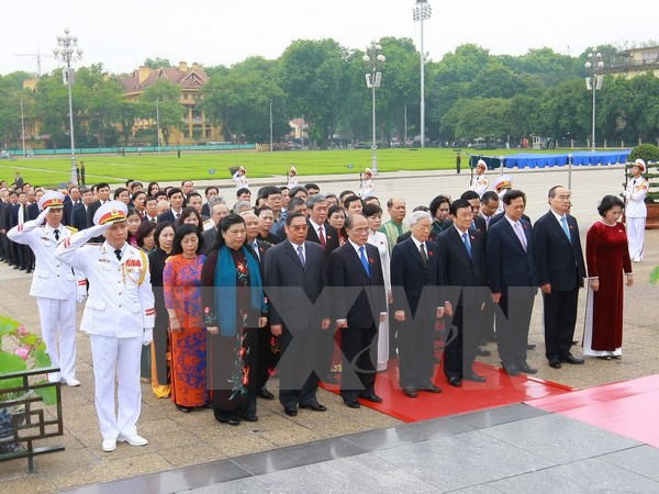 Các vị lãnh đạo Đảng, Nhà nước và đại biểu Quốc hội đến đặt vòng hoa và vào Lăng viếng Chủ tịch Hồ Chí Minh. (Ảnh: TTXVN)
