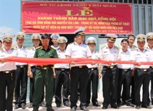 Delegates cut the ribbon to inaugurate the house for Lieutenant Nguyen Van Linh
