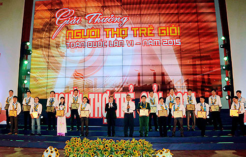Chủ tịch Tổng LĐLĐ Việt Nam Đặng Ngọc Tùng (giữa, bên phải) và Chủ tịch UBND tỉnh Bình Dương Trần Văn Nam trao giải thưởng cho “Người thợ trẻ giỏi”