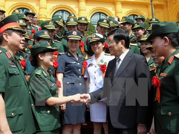 Chủ tịch nước Trương Tấn Sang gặp mặt thân mật Đoàn đại biểu các tấm gương điển hình tiên tiến xuất sắc của phụ nữ quân đội. (Ảnh: TTXVN)