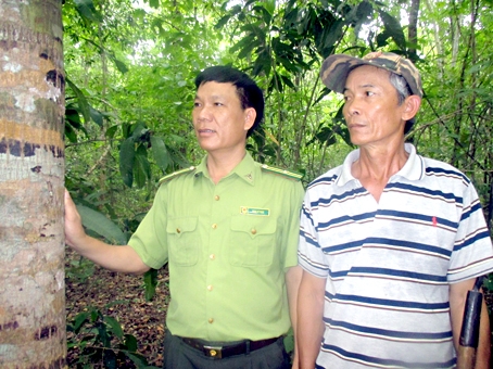 Ông Phạm Quốc Hùng (phải) giờ yêu tha thiết những cánh rừng, đàn thú.