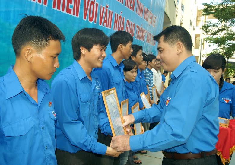 Anh Nguyễn Cao Cường, Phó bí thư thường trực Tỉnh đoàn trao vốn cho thanh niên