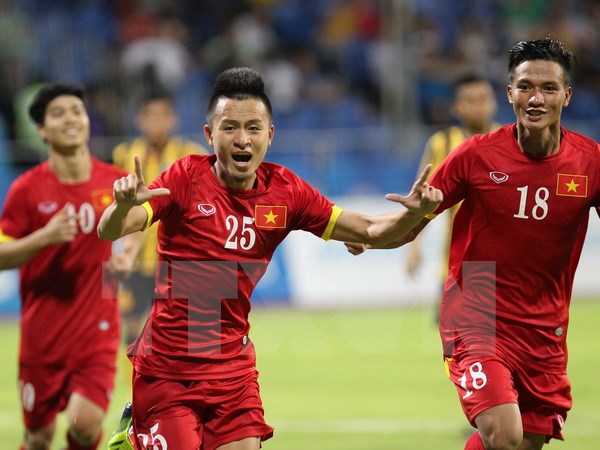 Niềm vui của tiền vệ Huy Toàn (giữa) sau khi ghi bàn thắng. (Ảnh: TTXVN)