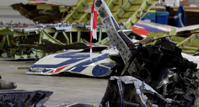 Mảnh vỡ máy bay MH17 bị bắn rơi ở Ukraine (Nguồn: AP)