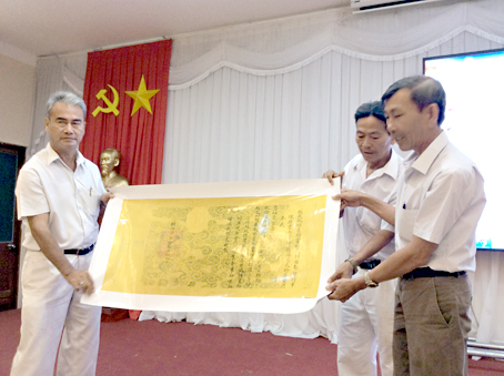 Lãnh đạo Bảo tàng Đồng Nai trao phiên bản sắc phong thượng đẳng thần Trần Thượng Xuyên cho đình Tân Lân.
