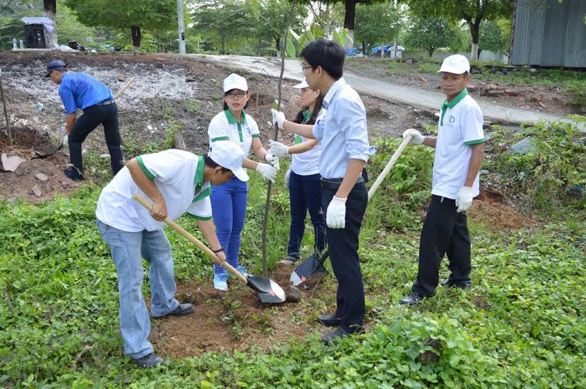 Các đại biểu tham gia trồng cây tại Trung tâm Văn miếu Trấn Biên